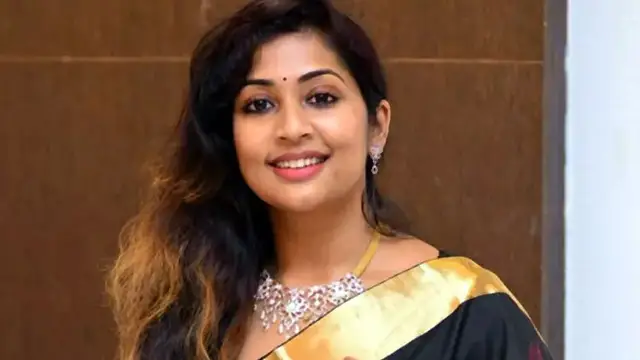 தனது பழைய புடவைகளை இன்ஸ்டாவில் விற்கும் சேரன் பட நடிகை - ஒவ்வொரு புடவையின் விலை எவ்வளவு தெரியுமா? ரசிகர்கள் கமெண்ட்ஸ்