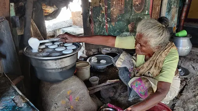 2ரூ இட்லி, சாப்பிட்டவர்கள் சொல்வது தான் கணக்கு - இந்த காலத்திலும் இப்படி ஒரு இட்லி வியாபார பாட்டி.