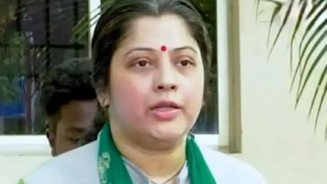 முகத்தை மூடி சென்ற டுப்லிகேட் விஜயலக்ஷ்மி, ஹாயாக காரில் ஏறி சென்ற ஒரிஜினல் விஜயலக்ஷ்மி - எதற்காக இப்படி ஒரு திசை திருப்பல் ?
