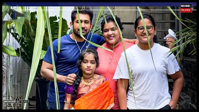 விஜய் ஆண்டனி மகள் திடீர் மரணம் - முதல் ஆளாக ஆறுதல் சொல்ல வந்த சந்தானம், கண்ணீரோடு வெளியில் காத்திருந்த விஜய்யின் தாயார் ஷோபா.