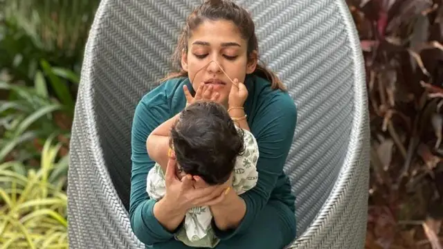 'ஒரு அழகான தருணத்தைப் பார்த்தபோது அதைப் படம்பிடிக்கும் வாய்ப்பைத் தவறவிடவில்லை' - மகனை கொஞ்சி விளையாடும் நயனின் புகைப்படத்தை பதிவிட்ட விக்கி.
