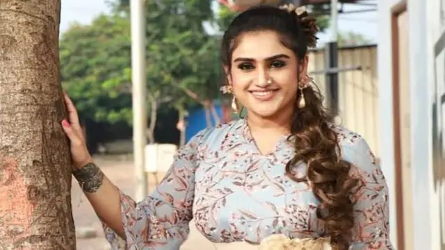 என் அப்பாவுக்கு ரெண்டு பொன்னாட்டி, லீகலா? இல்லீகலா? வனிதா விஜயகுமார் சொன்ன பகீர் தகவல்