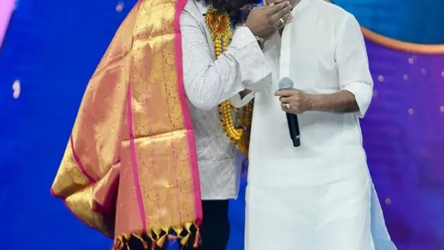 மகன் தேசிய விருது வாங்கிய தருணத்தை டிவியில் பார்த்து குழந்தைகளோடு குழந்தையாய் மாறி கைதட்டி கொண்டாடிய தேவா.