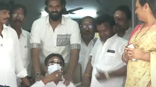 சக்கர நாற்காலியில் 5 பேர் அழைத்து வர, முடியாத நிலையிலும் தொண்டர்களுக்கு கை அசைத்த கேப்டன்.
