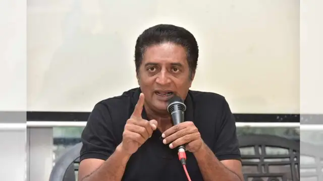 பிரகாஷ் ராஜ் வந்து சென்ற இடத்தை கோமியம் மூலம் சுத்தம் செய்த மாணவர்கள் – காரணம் என்ன தெரியுமா?