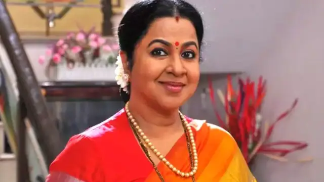 நீச்சல் குளத்தில் குடும்பத்துடன் கொண்டாட்டம் - வரலாட்சி சரத்குமார் வெளியிட்ட வீடியோ
