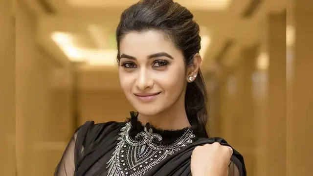 பாரின் ட்ரிப், கையில் சாம்பைன் கிளாஸ் - பிரியா பவானியின் லேட்டஸ்ட் கிளிக்ஸ்