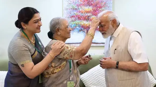 அன்று தோனி, இன்று மோடி - மாமியாரின் கனவை நிறைவேற்றிய குஷ்பூ. மருமகளால் சுந்தர் சி அம்மாவிற்கு கிடைத்த பாக்கியம்.
