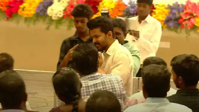 மாணவியின் கோரிக்கையை மேடையில் நிறைவேற்றிய விஜய்- சந்தோஷத்தில் கண்கலங்கிய மாணவி