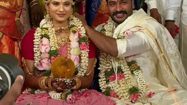9ஆம் மாத வளைகாப்பு, வளையல்களால் அலங்கரித்த மேடை, மனைவிக்கு ஸ்பெஷல் கிப்ட் கொடுத்த நவீன்.