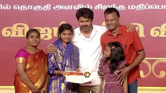 தோள்மேல கை போடுறாரு, 2 கிராம் தங்கத்துக்கு முத்தம்  - விஜயை விமர்சித்தவருக்கு மாணவி கொடுத்த பதிலடி