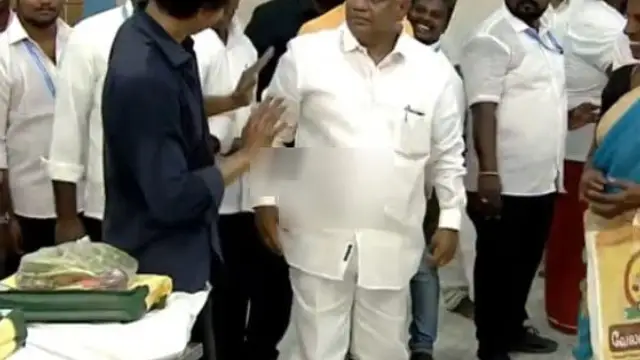 புஸ்ஸி ஆனந்த் இப்படி நாடகம் ஆடி தான் விஜயை ஏமாத்திட்டு இருக்காரு - வைரலாகும் SACயின் வீடியோ
